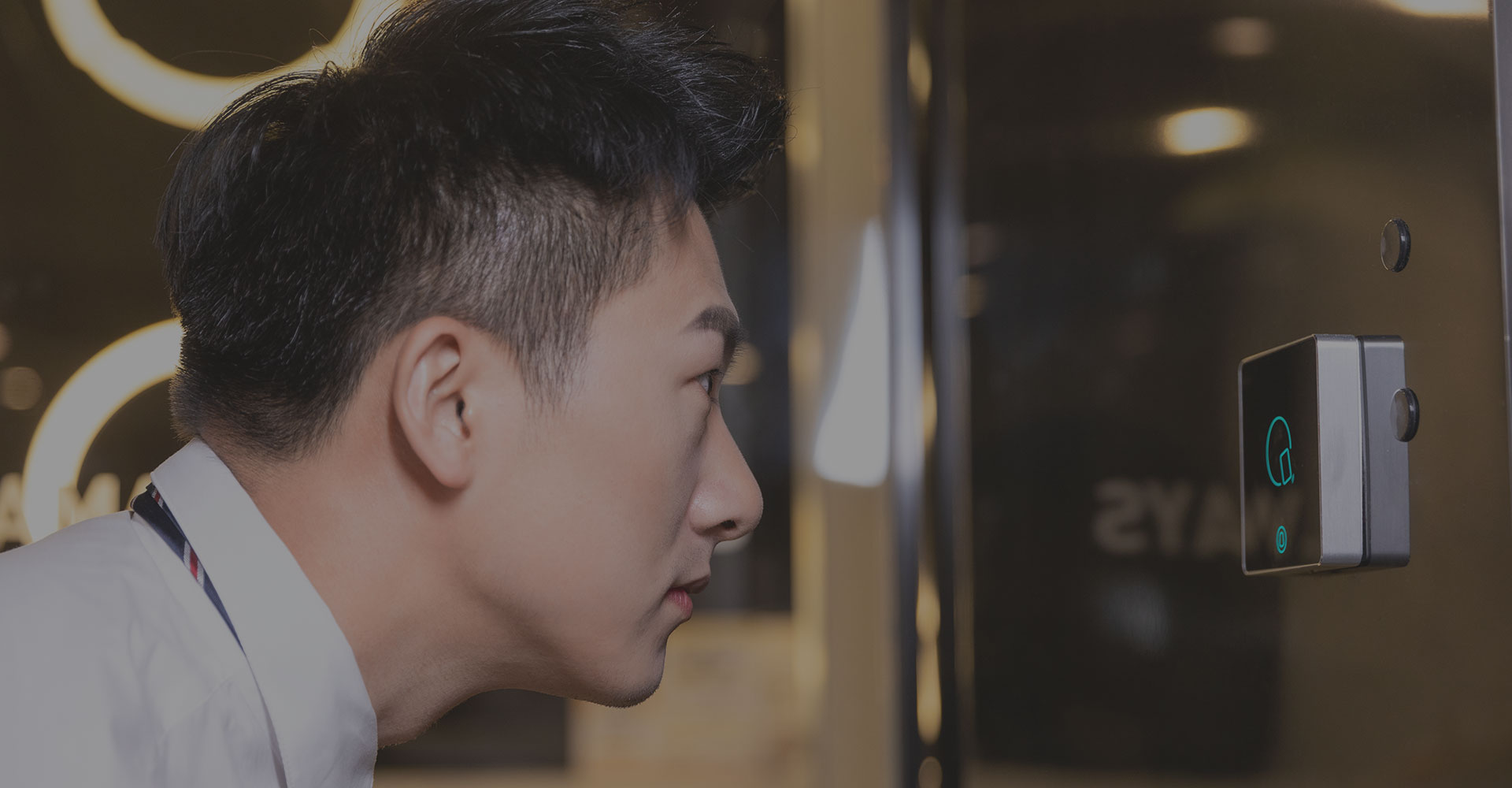 捷易科技无感人脸考勤门禁系统采用AI人脸识别技术，对内部人员和访客进行管理，提升办公场所的安全性和便捷性。无感AI识别考勤门禁系统可进行门禁、考勤、访客等多方面的协同管理，增强办公空间的智能化管理水平。