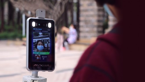 美国新冠病毒感染病例将近13万例，人脸识别测温门禁考勤一体机能否做到严格测温