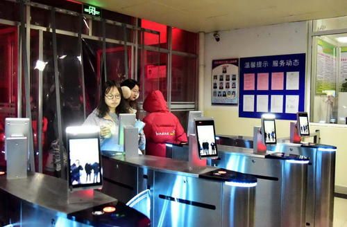 这款人脸识别测温门禁一体机系统应用小区、企业、大厦、进出入口人员防控管理真是上好的选择！