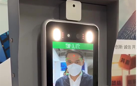 人脸识别门禁考勤机哪家好，知名品牌深圳捷易科技实力强！高新企业实力有保障！