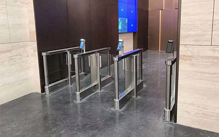 关注点赞这个公司的智能化人脸识别测温门禁一体机，助推智慧战疫。深圳捷易科技