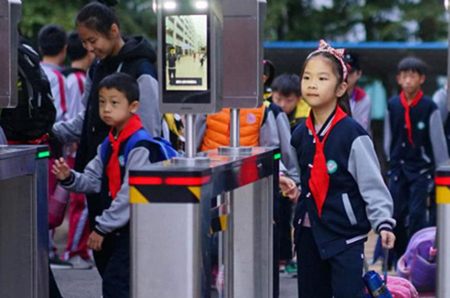 学校各个门口人员通行_人脸识别门禁系统应用_深圳捷易科技