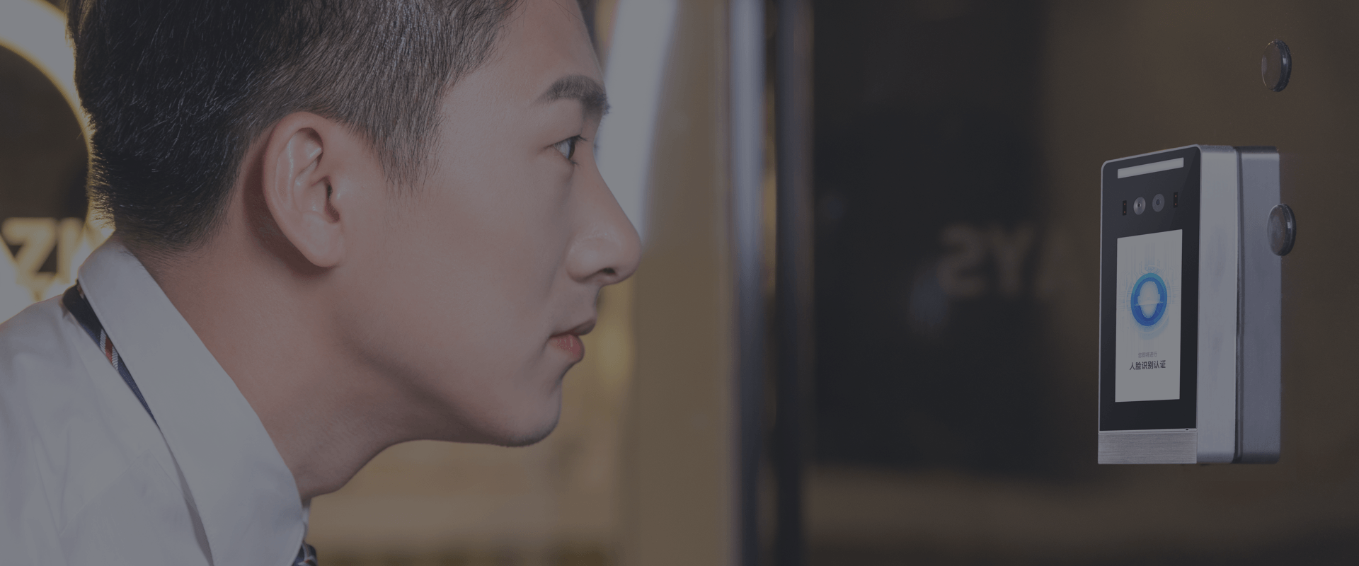 捷易科技写字楼人脸门禁考勤系统采用AI人脸识别技术，对内部人员和访客进行通行管理，搭建考勤系统，提升考勤效率，提高办公场所的安全性和便捷性。