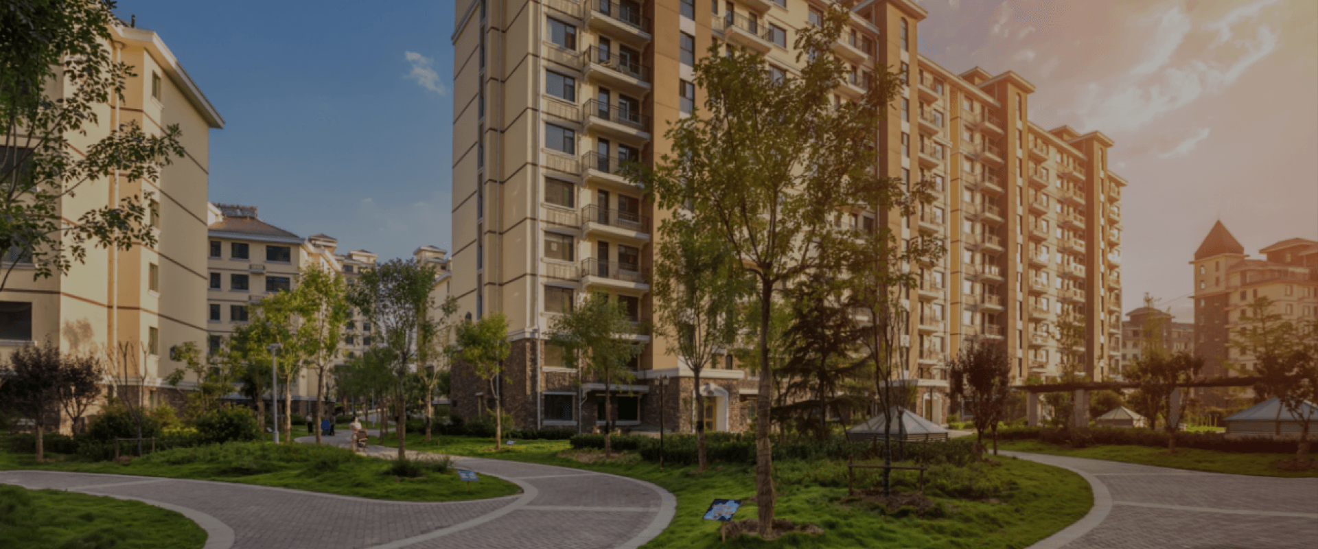 采用捷易科技人脸识别门禁系统方案、视频监控等技术，打造智慧小区,住户刷脸出入,方便物业人员出入管理,访客登记,防止外来人员进出小区,营造安全舒适小区环境