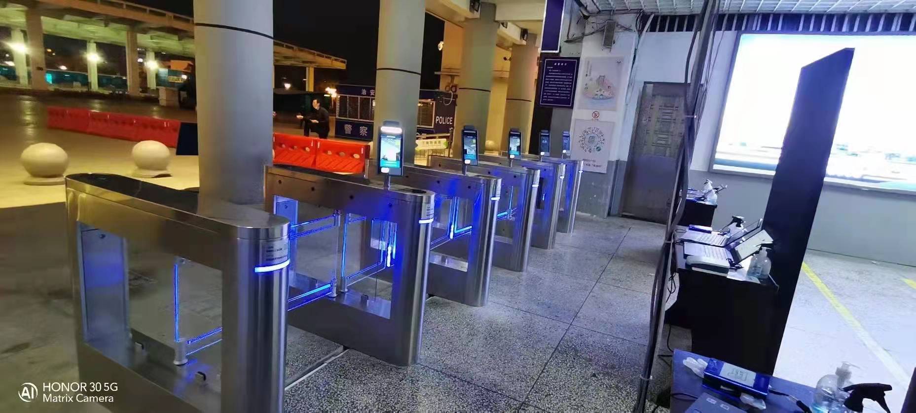 汕头火车站设置刷身份证自助核验健康码通道情系老人，温暖人心