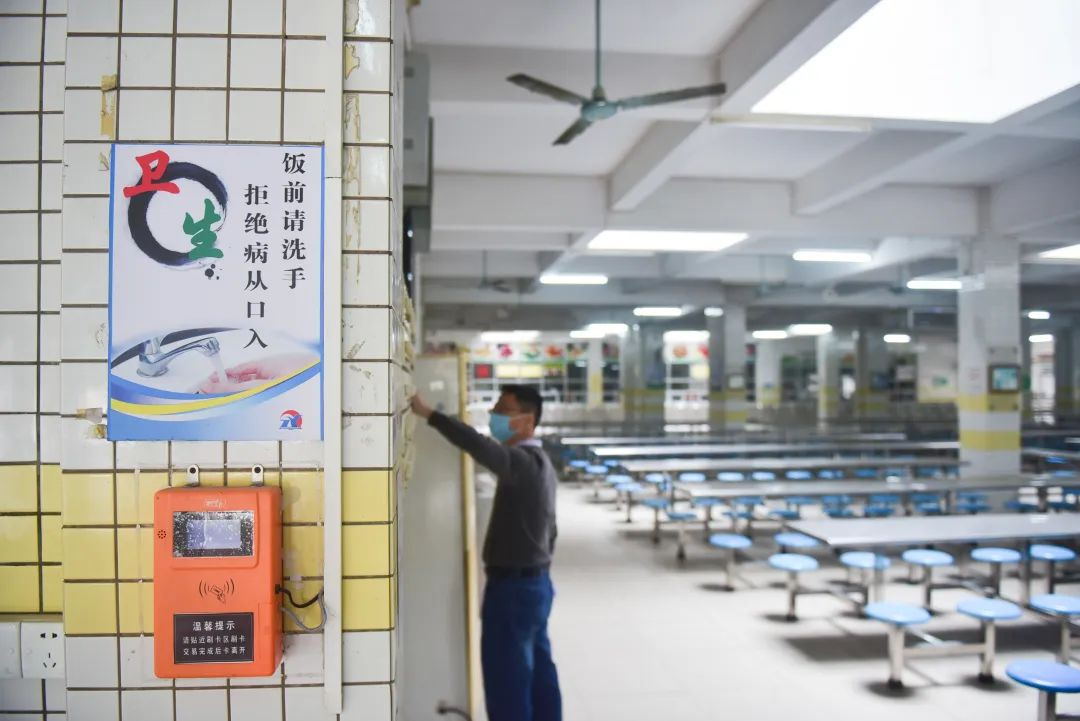 学校饭堂设有隔板，减少用餐时交叉感染风险