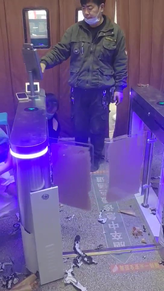 万宝镇中心卫生院出入口健康码闸机