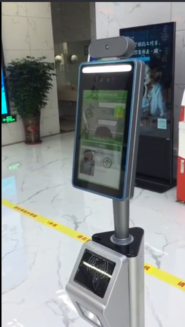  刷身份证就能验健康码，珠海斗门区行政服务中心新添“防疫神器”